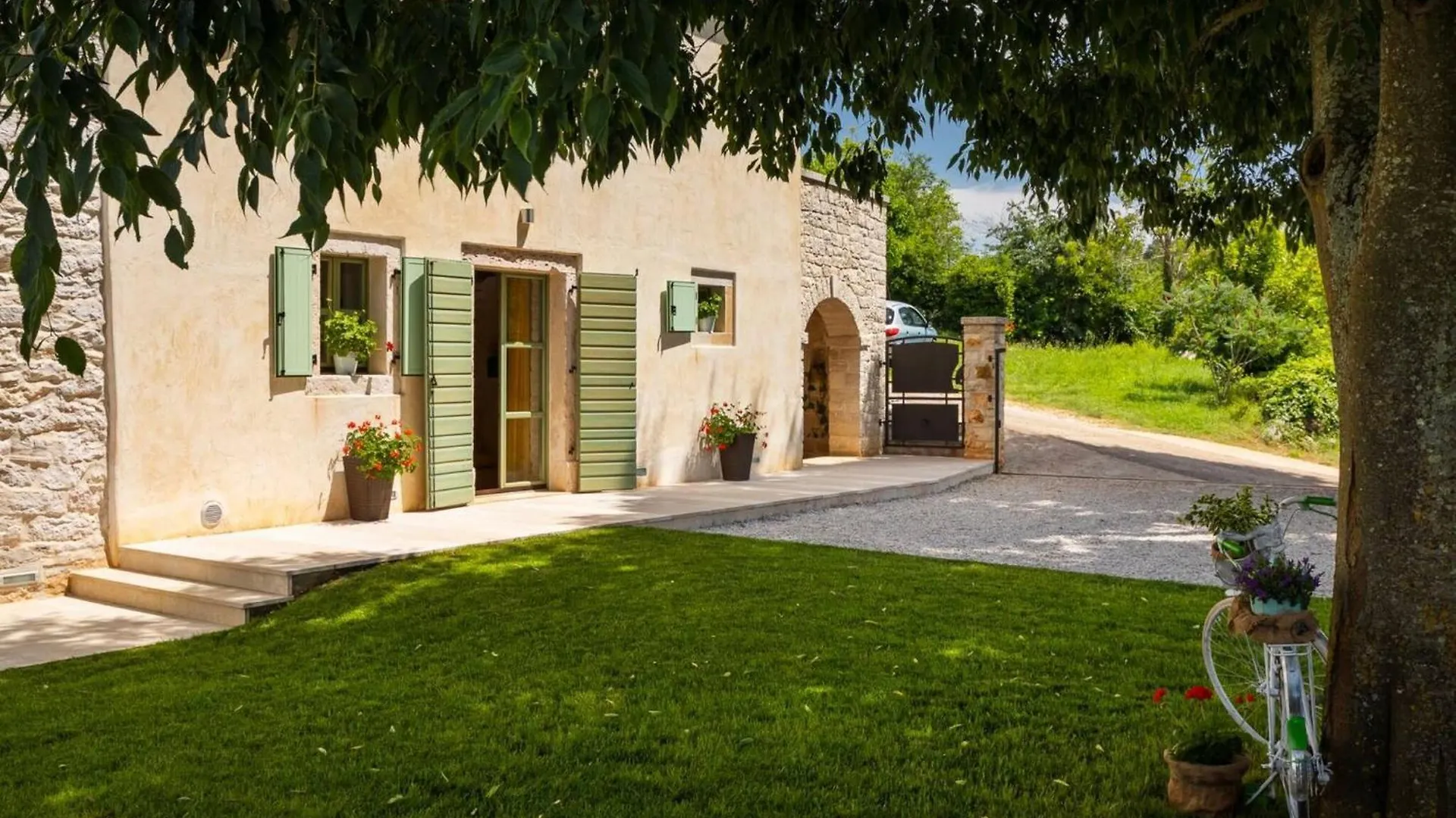 Rustic Villa Zvonar With Pool In Motovun Rakotule