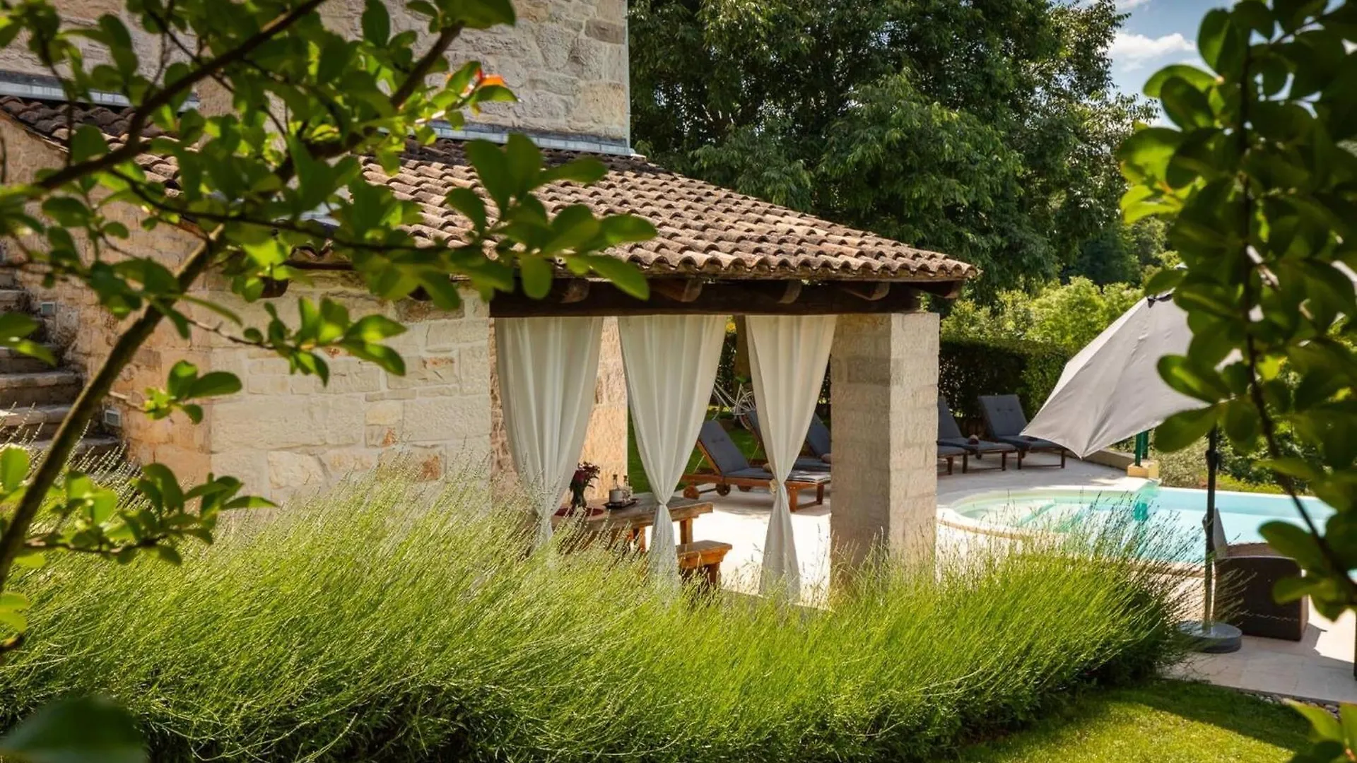 Rustic Villa Zvonar With Pool In Motovun Rakotule