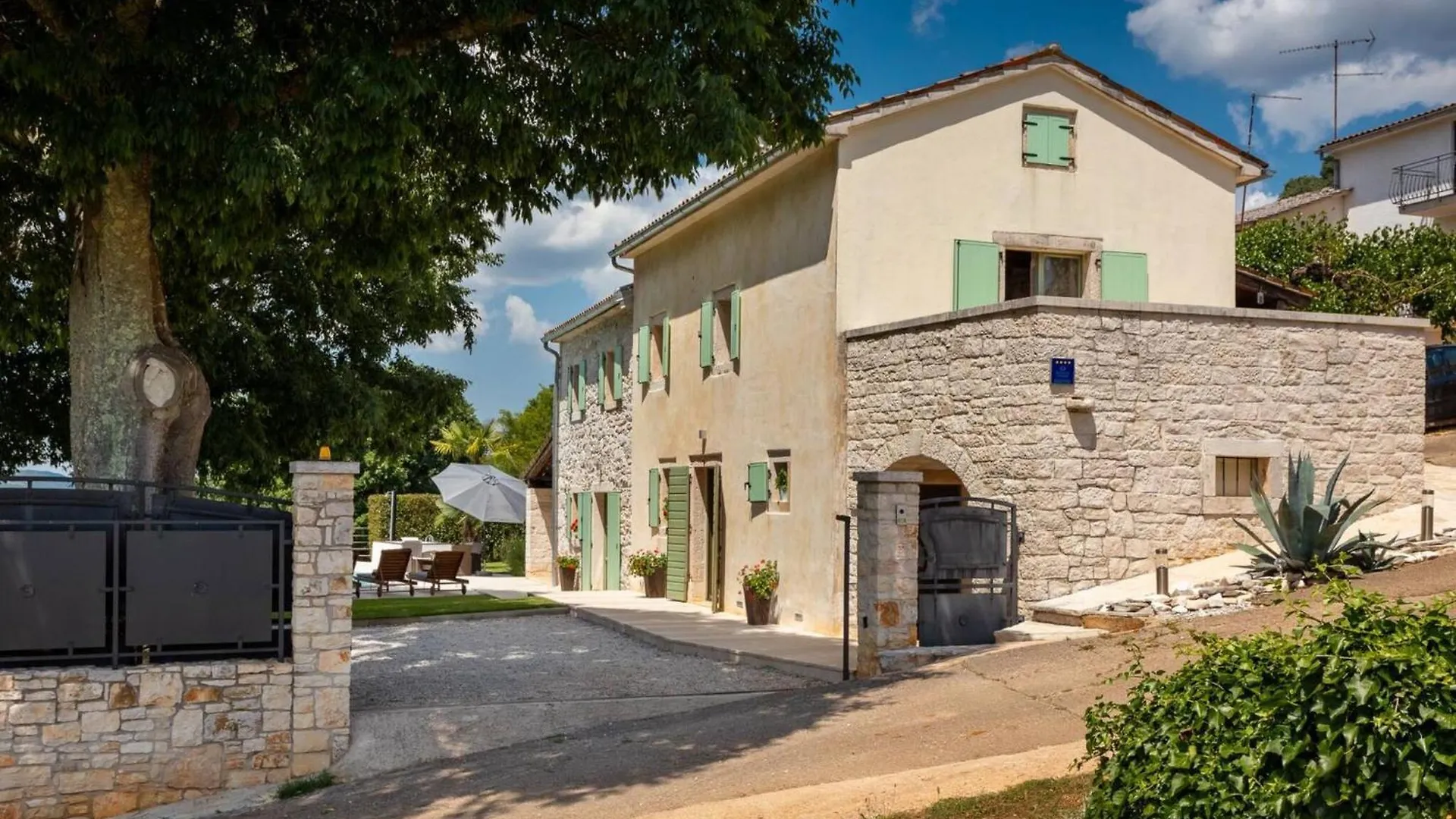 Rustic Villa Zvonar With Pool In Motovun Rakotule