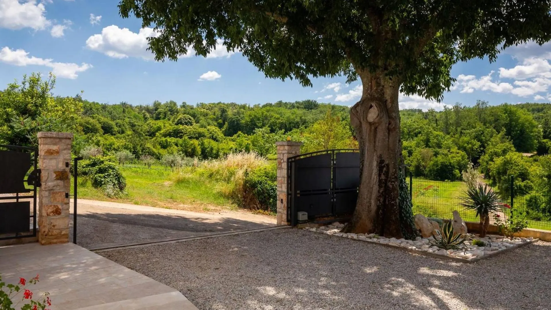 Rustic Villa Zvonar With Pool In Motovun Rakotule